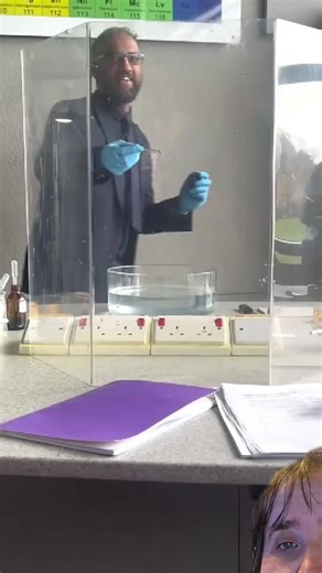 #duet with @funnymessenger666 Mixing chemicals, making chaos 💥🧪 #chemclassvibes #ChemistryLife #LabTime #ScienceMood