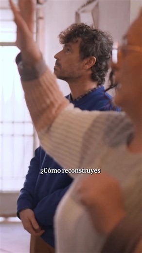 Tras la DANA, muchos hogares quedaron arrasados. Espacios llenos de vida que, en cuestión de horas, se convirtieron en barro, escombros y recuerdos perdidos. A través de iniciativas como ‘Sumando Energías por Valencia’, de la @fundacionnaturgy, y apoyando a entidades como Cruz Roja, familias como la de Raquel vuelven poco a poco a casa, recuperando no solo sus viviendas, sino su estabilidad y su futuro. Junto a @Jordi O’Riordan, creador de contenido valenciano, conocemos de cerca historias de su