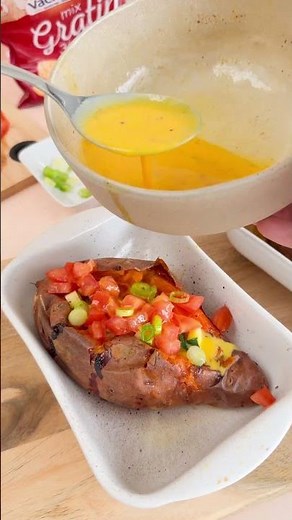 Gevulde zoete aardappel met groenten, ei en kaas