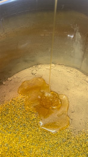 🍯✨ Il nostro “tiramisù delle api” ✨🍯 Polline dorato, miele profumato e preziosa propoli vengono mescolati con cura, per creare una coccola naturale piena di energia 💛🐝 In questo video vedi nascere uno dei nostri mix più amati, fatto solo con ingredienti dell’alveare e tanta passione per la natura 🌼 🎁 Buona notizia di gennaio (e forse anche oltre 😉) 👉 Spedizione GRATUITA per tutti gli ordini sopra i 49,90€ Un piccolo regalo per iniziare l’anno con dolcezza, benessere e sapori autentici ✨ 