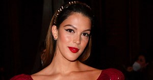Iris Mittenaere à tomber en lingerie : elle se dévoile en soutien-gorge et culotte dentelle blanche