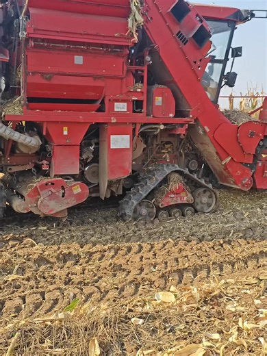 Harvester Installs Rubber Track Wheels
