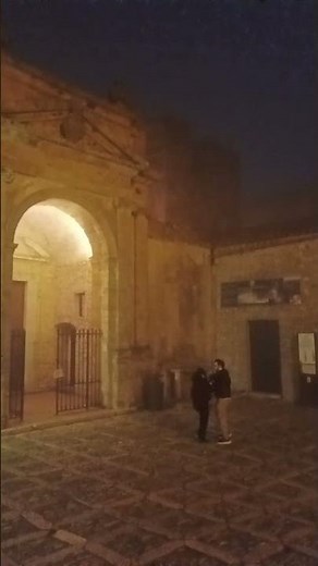 bailando delante de una iglesia en la niebla ✅ #couplegoal