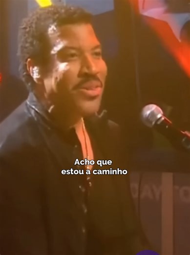 🎵 “Stuck On You”, Lionel Richie adota uma sonoridade country, marcando uma mudança significativa em sua carreira. Essa escolha não é apenas musical, mas também reforça o clima de simplicidade e retorno às origens presente na letra. A imagem do chapéu de cowboy na capa do single e a colaboração posterior com Darius Rucker mostram a intenção de Richie de se aproximar do universo country, onde temas como lar, saudade e reconciliação são comuns. A letra expressa um apego profundo, representado pela