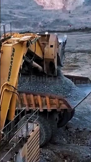 GIANT Komatsu PC4000 Loading Trucks 😳🔥 #earthmoving