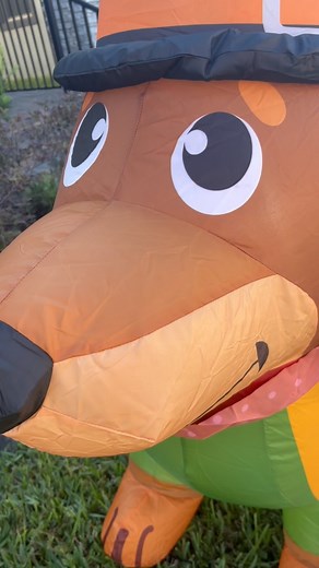 42 reactions | Nothing says ‘Happy Thanksgiving’ like a giant inflatable staring into your soul every time you pull into the driveway 藍 As promised every holiday Slater is celebrating with a BRAND NEW mini dachshund in honor of his named RUFUS! #ThanksgivingInflatable #HolidayDecor2025 #FrontYardComedy #BigInflatableEnergy #ThanksgivingVibes | K92.3 | Facebook