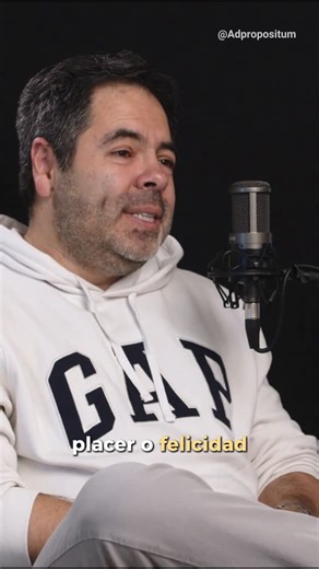 Efren Martinez Ortiz on Instagram: "La Felicidad es como una mariposa, entre más la persigues más se aleja, pero si te llenas de razones para ser feliz, esta brota de forma espontánea, decía mi maestro Viktor Frankl. No es lo mismo reír porque te pegaste en el coxis, que porque ves a quien amas feliz. El placer es de lo mejor que existe… pero no hay que dejarse engañar, es mucho más profundo cuando es el efecto secundario de cosas valiosas… Y aunque el placer por el placer también es bienvenido,