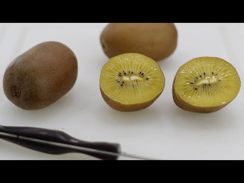 How to eat a Kiwi | Gold Kiwi fruit Taste Test