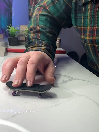 HEELFLIP TUTORIAL! HOPE THIS HELPS!!! #howto #howtotiktok #tutorial #fingerboard #fingerboarding #fingerboardingclips #fingerboardingisfun