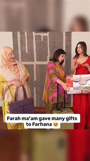 BB KHABRI 🔥‼️ on Instagram: "Meme History & Origin:- On October 4, 2018, a behind-the-scenes momentfrom a commercial shoot at Juhu Beach in Mumbai went viralfor all the wrong reasons. The legendary Bollywood actorAmitabh Bachchan, known for his composure and professionalism, was caught in a tense moment when a makeup artist accidentally sprayedhairspray into his eyes. The iconic moment showed the veteran actor expressing his displeasure, but what reallycaught the attention of the internet was t