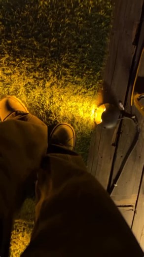 ⠀ ⠀ ⠀ ⠀ ⠀ ⠀ ⠀ Aesthetic | Moody | Real on Instagram: "𝙄 𝙥𝙤𝙨𝙩 𝙘𝙤𝙣𝙩𝙚𝙣𝙩 𝙡𝙞𝙠𝙚 𝙩𝙝𝙞𝙨 𝙙𝙖𝙞𝙡𝙮 (@eyeshotviews ) ☀️ 日本使用压电瓷砖将你的脚步转化为电力。压电瓷砖会捕捉脚步产生的能量。当你行走时，你的重量和动作会对瓷砖施加压力，使其轻微弯曲并产生机械应力。这些瓷砖内部含有压电材料，可以将机械应力转换成电能。每一步只产生少量电荷，但数百万步结合起来就能产生可测量的电力，用于驱动LED灯、数字显示屏和传感器。 在像涩谷车站这样繁忙的区域，仅每天大约有240万步为该系统提供能量。产生的电力可以储存或立即使用，这减少了对传统电源的依赖，并支持可持续的城市基础设施。这是一个将日常运动转化为可再生能源的好方法。 #日本 #知识 #事实 #你知道吗 #推荐"