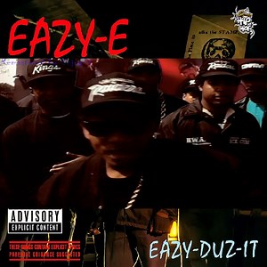 37 años de Eazy-Duz-It que es el álbum de estudio debut del rapero estadounidense Eazy-E. Fue lanzado el 22 de noviembre de 1988 por Ruthless Records y Priority Records. El álbum apareció en dos listas diferentes y fue 2 veces platino en los Estados Unidos a pesar de muy poca promoción por radio y televisión. Se lanzaron tres sencillos del álbum, cada uno de los cuales apareció en las listas de los EE. UU. La versión remasterizada contiene pistas del EP 5150 Home 4 tha Sick (1992). La versión de