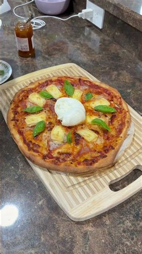 Authentic NAPOLITAN pizza 🍕 with gourmet ingredients.🤤🤤. #pizza #pizzanapolitana #gourmetpizza