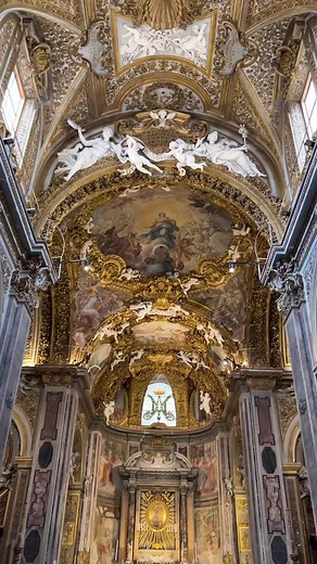 Inside the nave of the beautiful Church of Santa Maria dell’Orto in Rome. This church is a small jewel hidden among the alleys of Trastevere, rich in decorations and gilded stuccoes, and is definitely a must-see if you are passing through Rome. 📷@roberto_celestri | Beautiful old libraries, castles and ancient architecture