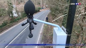 Surnommé la méduse, ce radar est équipé de 5 micros et d'une caméra à 360° pour identifier les plaques d'immatriculation. Voici ce qu'il faut savoir sur ce radar acoustique qui fait trembler les deux-roues. | TF1 INFO