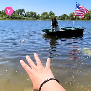 Une adolescente inconsciente dans un bateau, un chien sauve la situation | Fabiosa France