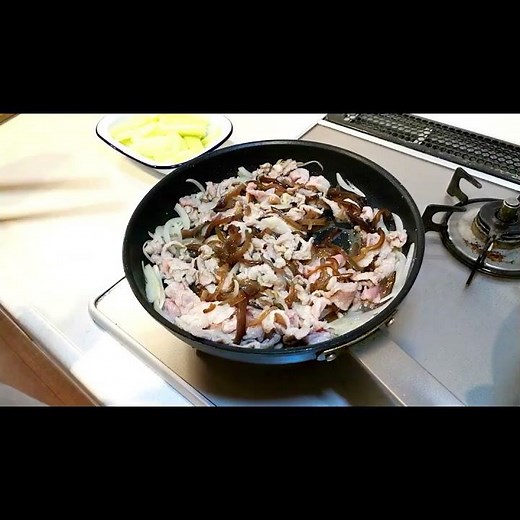 隼人瓜（はやとうり）は、独特の形状と鮮やかな色が特徴です。豚肉炒めと組み合わせることで、豚肉の旨みがしっかりと引き立ちます。隼人瓜が持つ独特の食感と味わいが豚肉と調和し、食欲をそそります。