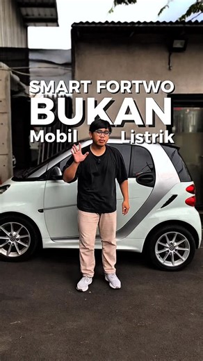 MS GARAGE - JUAL BELI MOBIL BEKAS PREMIUM BANDUNG on Instagram: "SAKING CAPENYA SALAH NYEBUT NIH, Mesinnya ynag bener adalah 1.000cc 3 silinder ya, non turbo! Ini Smart Fortwo MHD 2013, city car bensin 1.000 cc yang sering dikira mobil listrik karena bentuknya kecil dan modern. Padahal justru di sinilah keunggulannya. 🔹 Mesin bensin 1.0L + teknologi MHD Irit banget buat harian, perawatan gampang, nggak ribet kayak mobil listrik (nggak perlu charging, nggak pusing baterai). 🔹 Super compact & ge