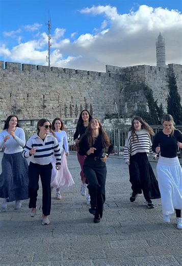 Dancing the Jerusalema dance in Jerusalem 💛💃🏻✨ With an amazing group of girls visiting Israel through @RootOne RootOne helps Jewish teens experience Israel in a real, meaningful, and unforgettable way. You won’t know if you don’t go! ✨🇮🇱 For more details 👇 🔗 https://rootone.org/ywkiydg/