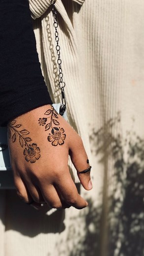 Infinite vines🌿❤️ on Instagram: "Stain progression🥹🤌🏻 . . . . . . . . . #reels #reelsinstagram #reelsvideo #mehandi #mehandidesign #mehandiart #henna #hennadesign #hennadesigns #hennathrissur #hennatattoo #hennaartist #packingorders #packaging #handmadewithlove #trendingreels"