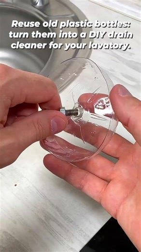 Reuse old plastic bottles: turn them into a DIY drain cleaner for your lavatory.👌 #reelsvideoシ #reelsfacebook #usareels #lifehacks #tipsandtricks #highlights #diy | Esing TV