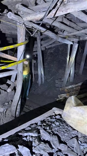 Giving signal from underground 6000feet toward the surface to Mine train trolley driver. Pull the cart #blackdiamond #minetunnel #hiddentreasure #deepmining #undergroundmining #hiddengems #diamondmining #goldmining #minecraft #deepmining | Treasurehunt
