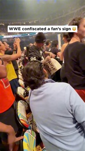WWE staff confiscated a “Paige Come Home” fan sign during last night’s episode of SmackDown 😅 | Haroon Twins