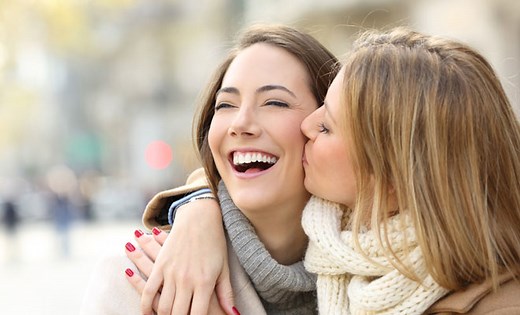 El significado de soñar que besas a una amiga