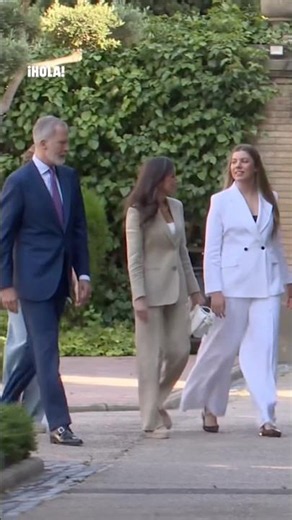 La infanta Sofía, junto a sus padres los Reyes y su hermana Leonor, antes de su primer discurso