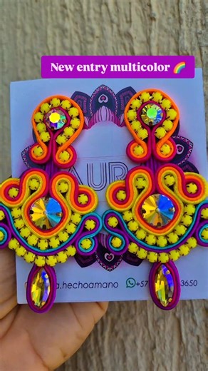 AURA By: yuliana amador💕 Handmade Jewelry on Instagram: "💃🎊TENEMOS LA MEJOR SELECCIÓN DE ACCESORIOS PARA LA TEMPORADA 🎭🎉 Eleva tu outfit con un toque neón vibrante!!! 🎊 Prepárate para brillar como nunca en los eventos de carnaval 🎭 Nuestra colección de accesorios artesanales está diseñada para mujeres originales y con mucha actitud! 🎉 Haz que cada momento sea inolvidable con accesorios únicos que reflejan tu esencia y te hacen destacar. 💃 Atrévete a lucir diferente, lleva una joya elabo