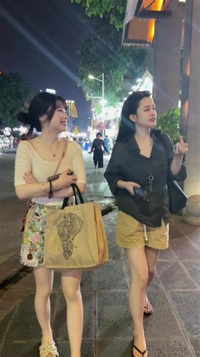 每天看着这帮00后的灿烂笑容，感觉自己都被治愈了，对生活又充满了无限热爱，我上辈子是拯救了银河系吗？感恩身边所有优秀还很努力的伙伴，何德何能，唯有一起向前冲！希望我们每个人都越来越好，精神饱满，挑战自我！#小个子团队 @ZZMOLI征真（小码女装） @ZZMOLI征真小号