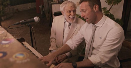 Dick Van Dyke, a punto de cumplir 99 años, sorprende bailando en un emotivo videoclip de Coldplay
