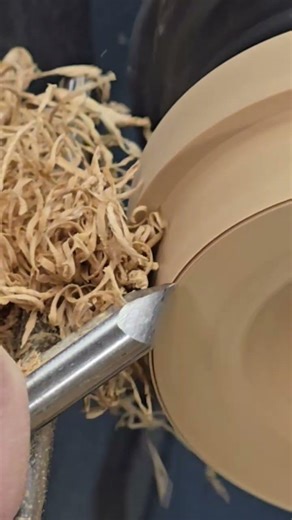 Joy of sharp tool, in this case spindle gouge vs Elm