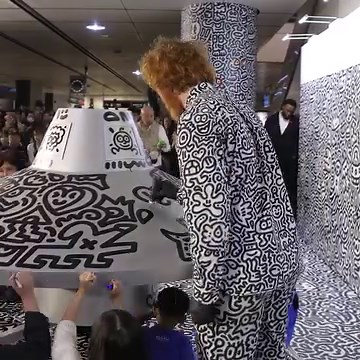 【🛸Mr Doodle巨型塗鴉太空船降落香港站】前幾日小編去咗喺香港站嘅「太空中的塗鴉先生」展覽🖌️仲欣賞到Mr Doodle喺現場嘅大型太空船展品表演塗鴉創作，成個過程真係歎為觀止👀呢艘太空船除咗有標誌性嘅黑白塗鴉圖案，仲融入咗港鐵圖案，唔知大家又搵唔搵到呢🔎 《 太空中的塗鴉先⽣》展覽 📅日期：2023年11⽉19⽇ - 12⽉3⽇ 📍地點：香港站中環行人隧道 (已付車費區域近香港站C 出入口) #塗鴉先生 #港鐵藝術舞臺 #太空中的塗鴉先生 #太空船 The “Mr Doodle in Space” exhibition was launched last Sunday at the Living Art Stage in Hong Kong Station👀 A giant doodled spaceship adorned with Mr Doodle's iconic black and white scribbles, as well as the distinctive pattern of MTR, has now landed at Hong Kong