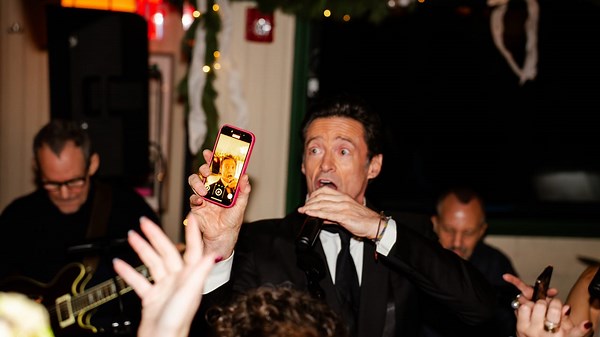 See Hugh Jackman, Kate Hudson perform 'Sweet Caroline' at NYC bar