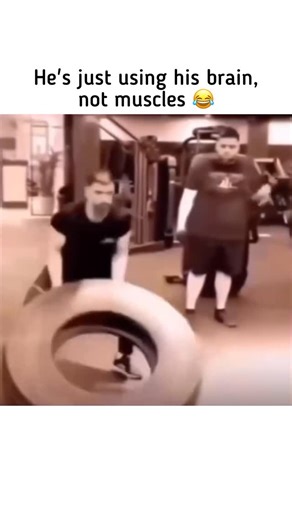 @wrappedmemez on Instagram: "Follow @wrappedmemez for more 😂 日本利用压电瓷砖将脚步转化为电能。这些瓷砖捕捉来自你脚步的动能。当你行走时，你的重量和动作会对瓷砖产生压力。瓷砖会轻微弯曲，从而产生机械应力。瓷砖内部的压电材料将这种应力转化为电能。每一步都会产生少量电荷，而数百万步结合在一起就能产生足够的电力来驱动 LED 灯、数字显示屏和传感器。在像涩谷车站这样繁忙的地方，每天大约有240万个脚步为这一系统作出贡献。这些电能可以被储存或立即使用，从而减少对传统电力来源的依赖，并支持可持续的城市基础设施。这种方法将日常运动转化为实用的可再生能源。"