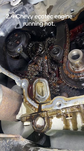 Chevrolet equinox 2.4 ecotec running hot. Found the water pump timeing chain broken. #chevroletequinox #mechanicsoftiktok #mechanic #chevy #chevrolet #timingchainfailure #timingchain #ecotecengine #mechaniclife #mechanictok #mechanictips #fyp #foryoupage #foryou
