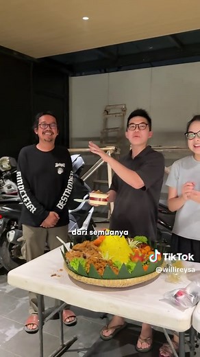 Yuma House: Dari Batu Pertama hingga Cahaya Baru. Kami ingat banget hari saat tumpengan pelatakan batu pertama. Dan sekarang, rumah ini sudah mulai jadi. Memang masih ada beberapa yang perlu disempurnakan, tapi sudah menjadi titik di mana kita bisa mulai tinggal. Kami ingin mengucapkan terima kasih yang sebesar-besarnya untuk semua pekerja. Kalian bukan hanya membangun rumah, tapi juga impian kami. Mohon dimaafkan jika ada salah kata. Yuma House, rumah yang penuh cahaya, berkat kalian semua. #Tu