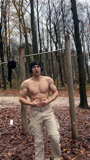 Pourquoi ne pas enchaîner 3 exercices de tirage ? Tu vas juste gagner de fou en endurance (je pourrais comparer cette technique à un drop set). Dans quel ordre ? Du plus difficile au moins difficile. Et la récupération ? Fixe-toi un objectif de répétition et récupère suffisamment pour y arriver (tu peux chronométrer le temps total et comparer avec la prochaine fois). Tu peux aussi envisager de faire les tractions avec un élastique. J’ai beaucoup progressé sur les derniers mois (j’ai pris du musc