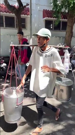 Vendor amuses with singing call for taho in Metro Manila