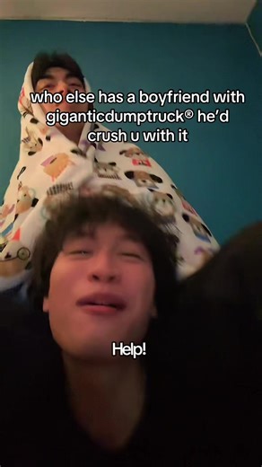 SOO 🤨 ?? is someone gonna help or are yall gonna let me be squashed #gay #boylove #boyfriend