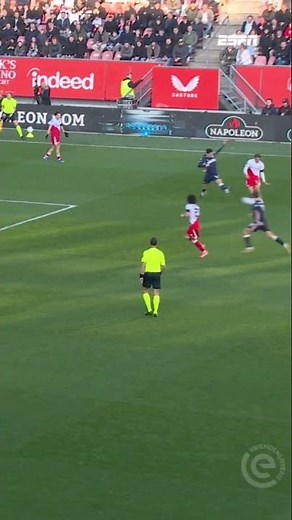 Mike van der Hoorn scoort ➡️ doelpunt wordt afgekeurd ➡️ VAR keurt goal toch goed ✅