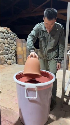 上釉 #陶匠工藝 #手工愛好者日常分享 #手工陶器 #古窯燒制工藝 #陶瓷製作過程