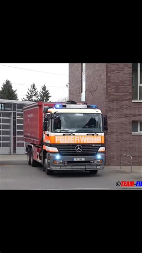 [Brennt ICE in Niederrad] WLF-Kran mit AB-Sonderlöschmittel BF Frankfurt Feuerwache 4