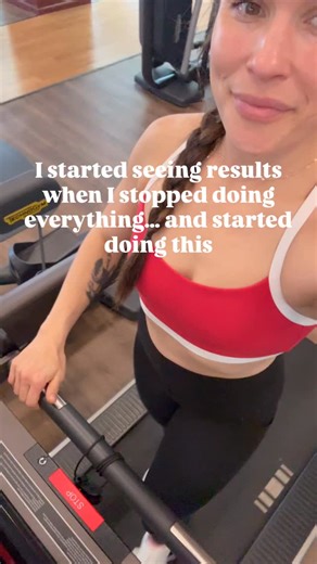 Jessica Mae | CPT • CNC on Instagram: "I needed a reality check. I had to stop treating my fitness like an on/off switch and start changing my lifestyle — one step at a time. Here’s what actually worked for me ⬇️ 1️⃣ I stopped chasing calorie burn and focused on getting strong. • 4 workouts/week • 2 full body • 1 upper • 1 lower Dumbbells or machines. Start light. Progress over time. 2️⃣ I got honest about my nutrition. Most of us underestimate how much we’re eating. I started tracking + actuall