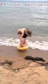 ママと海