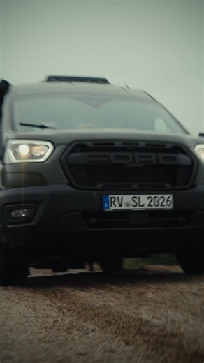 Il CLIFF 4x4 Greentrek: l'esclusivo modello SUNLIGHT per avventure autentiche. 🚐🔥 Con trazione integrale, pneumatici fuoristrada da 17″ di delta4x4, verniciatura speciale in Yellow Olive, adesivi esclusivi e la caratteristica griglia di raffreddamento Ford Raptor, il Greentrek è una vera e propria dichiarazione di stile. 🚐🌏 👉🏼 Scopritelo ora presso di noi. #cliff4x4 #greentrek #sunlight #yellowolive #esclusivo #adventurenow #campervan #vanlife #adventure #offroad #4x4 #fordtransit #roadtri