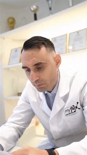 Myflex (by jim Oikonomakis) on Instagram: "Κορτιζόλη & μεταβολισμός… το αιώνιο δίδυμο που μπορεί να σε απογειώσει ή να σου φρενάρει κάθε προσπάθεια. Η κορτιζόλη δεν είναι “κακή”. Είναι η ορμόνη που σε κρατάει ξύπνιο, σε βοηθάει να ανταπεξέλθεις στο στρες και ρυθμίζει τον μεταβολισμό σου. Το πρόβλημα αρχίζει όταν μένει ψηλά για ώρες. Τότε: το σώμα κρατάει υγρά, ο μεταβολισμός πέφτει, η καύση λίπους κολλάει και η όρεξη… ανεβαίνει! Γι’ αυτό στο MyFlex δουλεύουμε με εξατομίκευση. Ρουτίνες που μειώνο