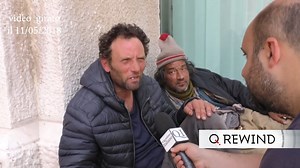 QI REWIND - Bari, due senzatetto al Petruzzelli: le storie di Cosimo e Daniele 📽 VIDEO - VI riproponiamo uno dei video denuncia che hanno fatto la storia del Quotidiano Italiano. Da tempo passano gran parte della loro giornata all'ombra del teatro più famoso di Bari, ma quasi nessuno si è accorto di loro. È servita la sagra di San Nicola per portare alla ribalta la loro "scomoda" presenza in pieno centro città. 📍 LEGGI - https://bari.ilquotidianoitaliano.com/sociale/2018/05/news/bari-due-senza