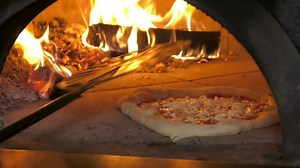 🍕 Verso la pizza gourmet 🍕 🇮🇹 Tra impasti e farciture, il nostro piatto nazionale è in continua evoluzione, per soddisfare anche le richieste dei clienti più esigenti. 🗣 Nel video ne abbiamo parlato con Antonio Vallo, della pizzeria Assaje di Milano. Sul nostro canale YouTube C C Cash and Carry trovi tanti altri contenuti interessanti della rubrica 🔸In linea con C C Cash and Carry🔹, scoprili subito. | C C Cash and Carry Italia